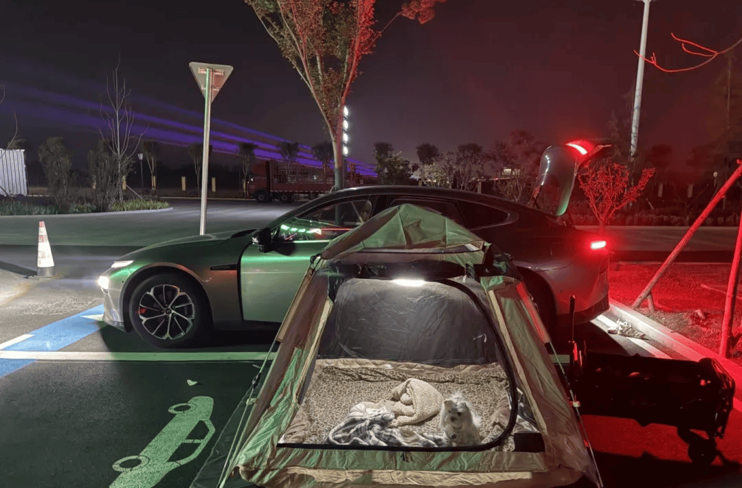 间年轻人旅行掀起“帐篷过夜”热潮AG真人不住酒店住帐篷！国庆